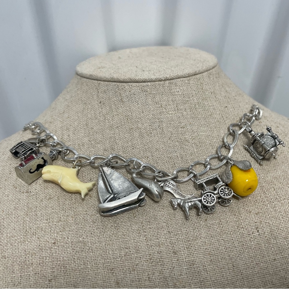 Vintage Charm Bracelet w/ 8 charms from all over - Picture 4 of 16